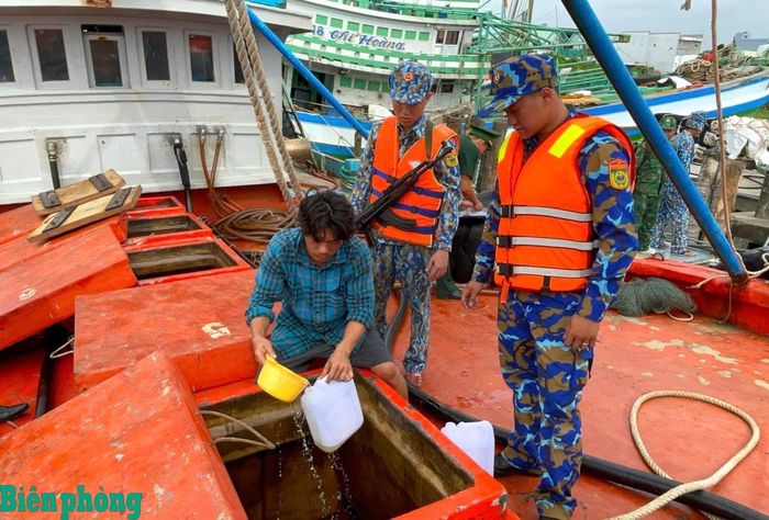 Hải đội Biên phòng 1 yêu cầu lấy mẫu dầu giám định theo quy định của pháp luật. Ảnh: Hoàng Tá
