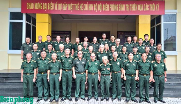 Các đại biểu chụp ảnh lưu niệm. Ảnh: Ngọc Hòa