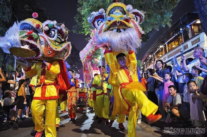 Tiết mục múa đầu lân đặc sắc khu vực hồ Gươm thu hút đông đảo người dân.