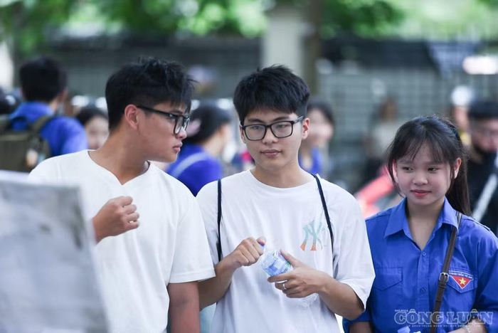 Năm 2026, hơn 37.300 thí sinh sử dụng chứng chỉ tiếng Anh để được cộng điểm, trong đó hơn 35.900 em dùng IELTS. IELTS 6.0 là mức phổ biến nhất, với hơn 8.300 thí sinh, nhưng được các trường quy đổi thành 26 mức điểm cộng khác nhau. Ảnh: Xuân Quý