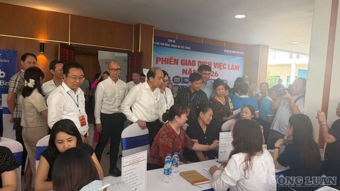 Các gian hàng của doanh nghiệp tuyển dụng thu hút nhiều người lao động đến tham gia - Ảnh: QT.