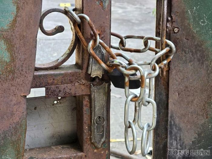 Ghi nhận thực tế cho thấy, cổng vào khu đất số 18 phố Cao Bá Quát hiện bị khóa chặt.