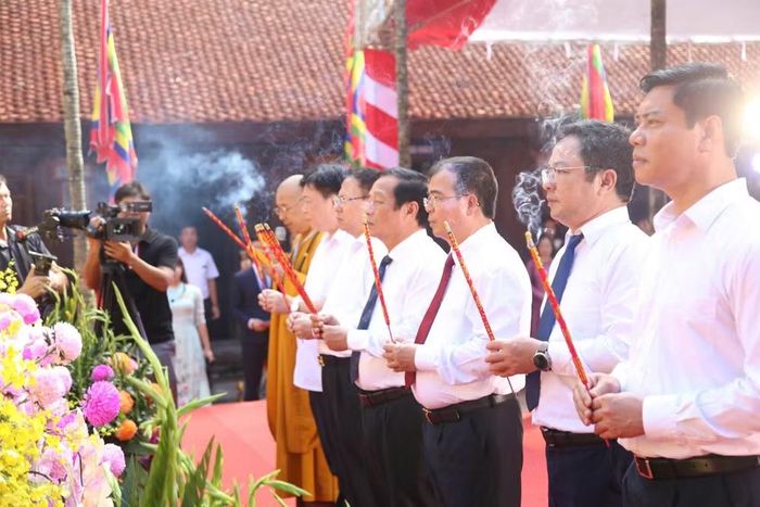 Đại biểu dâng hương tưởng niệm 584 năm ngày mất Anh hùng dân tộc, Danh nhân văn hóa thế giới Nguyễn Trãi. (Ảnh BTC)