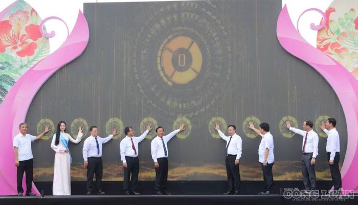 Các đại biểu thực hiện nghi thức khai mạc Tuần văn hóa, Du lịch và Xúc tiến Thương mại thuộc Lễ hội Côn Sơn, Kiếp Bạc - mùa Thu năm 2026.