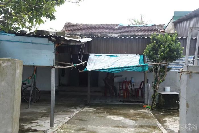 Trong lúc chờ được di dời đến khu tái định cư, nhiều gia đình sống trong ngôi nhà xuống cấp nhưng không được sửa chữa. Ảnh: Kim Long