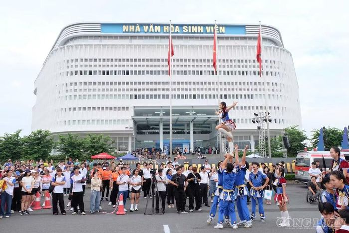 Các hoạt động nghệ thuật diễn ra song song cùng thời điểm.