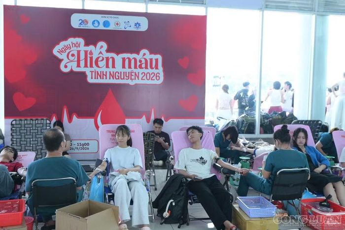 Sinh viên tham gia hiến máu tình nguyện.