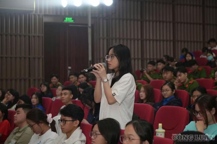 Tân sinh viên tham gia hỏi đáp tại chương trình.