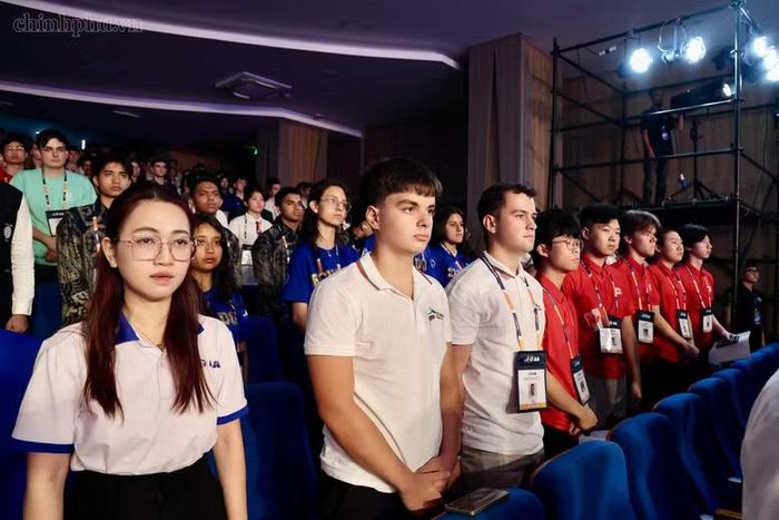 Với quy mô lớn nhất từ trước đến nay, Kỳ thi năm nay có 65 đội tuyển đến từ 64 quốc gia và vùng lãnh thổ, với gần 500 thành viên, trong đó có khoảng 320 học sinh, thí sinh. Ảnh: CP