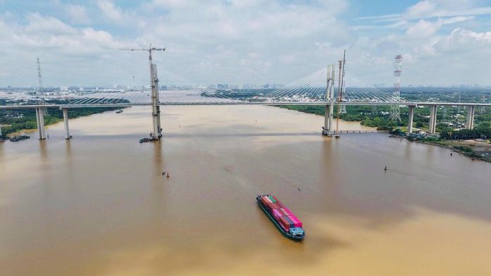 Hai trụ tháp cùng hệ thống 112 dây văng của cầu Phước Khánh đã hoàn thiện, nổi bật trên sông Lòng Tàu. Ảnh: DK