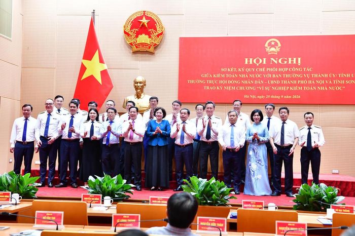Các đại biểu chụp ảnh lưu niệm tại hội nghị.