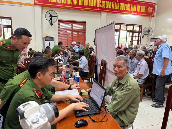 Mỗi liệt sĩ sẽ được thu nhận tối đa hai mẫu thân nhân để phục vụ công tác giám định, đối sánh ADN. (Ảnh: Công an TPHP)