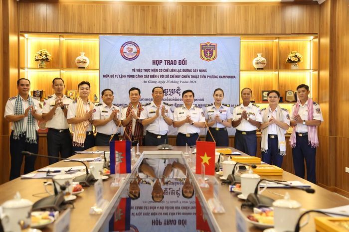 Các đại biểu chụp ảnh lưu niệm. Ảnh: Quang Vinh