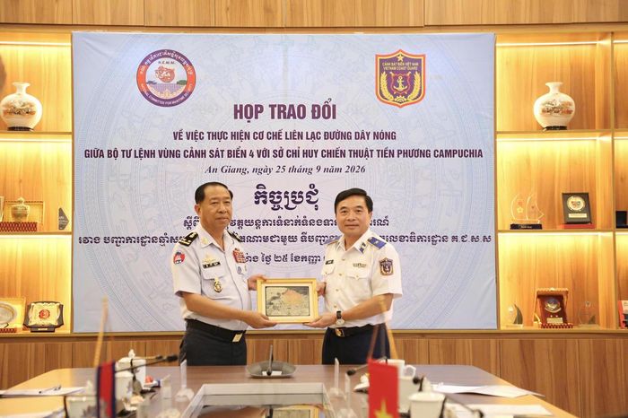 Thiếu tướng Đào Bá Việt, Tư lệnh Vùng Cảnh sát biển 4 tặng quà lưu niệm Phó Đô đốc Ly Hout. Ảnh: Quang Vinh
