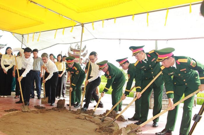 Nghi thức động thổ, chính thức khởi động giai đoạn 1 công tác khai quật, tìm kiếm và quy tập hài cốt liệt sĩ tại khu vực Mả Chìa (Ảnh: Anh Dũng)