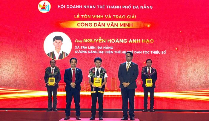 Ban tổ chức trao giải ở nhóm Công dân văn minh. (Ảnh: Tấn Việt)