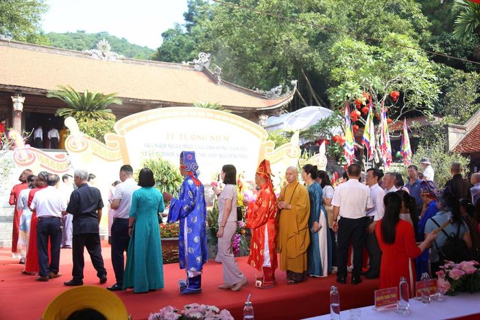 Nhân dân và du khách xếp hàng dâng hương tưởng niệm Anh hùng dân tộc, Danh nhân văn hóa thế giới Nguyễn Trãi (ảnh Hoàng Giang)
