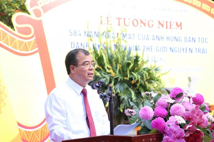 Phó Chủ tịch UBND thành phố Hải Phòng Nguyễn Minh Hùng đọc diễn văn tưởng niệm (ảnh Hoàng Giang)