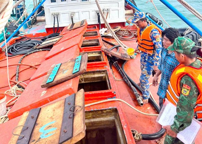 Lực lượng Hải đội Biên phòng 1 kiểm tra, phát hiện số lượng lớn dầu không có hóa đơn, chứng từ hợp pháp (Ảnh: H.T).