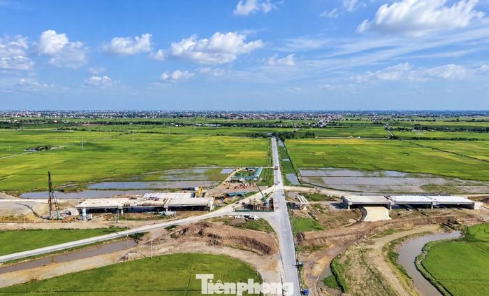 Cầu vượt cao tốc cắt qua Quốc lộ 10.