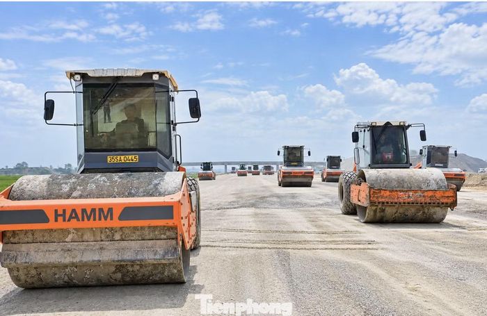 Phương tiện được huy động tối đa để đẩy nhanh tiến độ thi công cao tốc Ninh Bình - Hải Phòng.