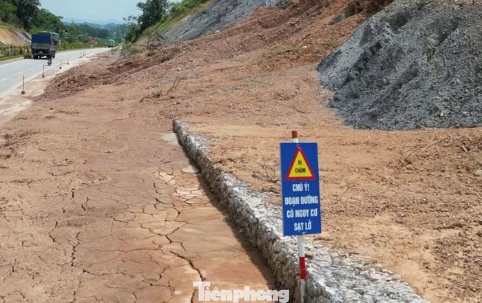 Trên dọc QL4 qua Lạng Sơn đang có nhiều biển cảnh báo sạt lở được cắm trên đường