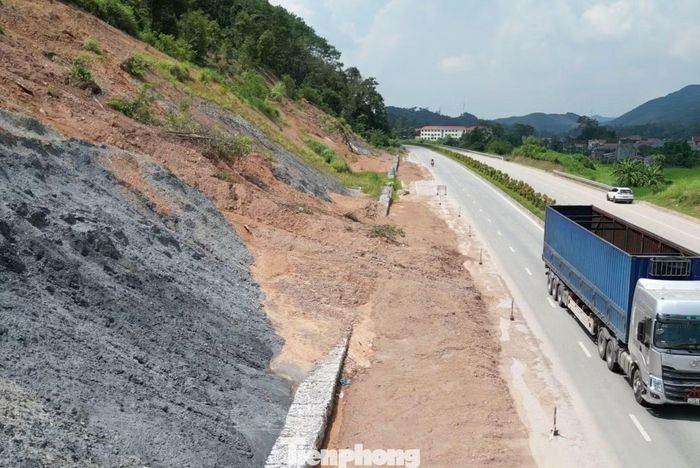 Thậm chí nhiều đoạn sạt lở đã được cơ quan chức năng xây bờ bê tông cản bùn đất tràn ra QL, nhưng nhiều vị trí đất bùn vẫn tràn qua thu hẹp lòng đường.