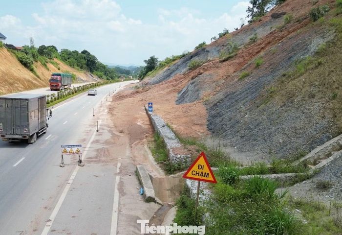 Do có nhiều phần đất, đá dăm lan xuống đường cần thời gian dài để xử lý, hiện cơ quan chức năng đã phải dựng biển báo và căng rào phong tỏa một phần lòng đường QL4B.