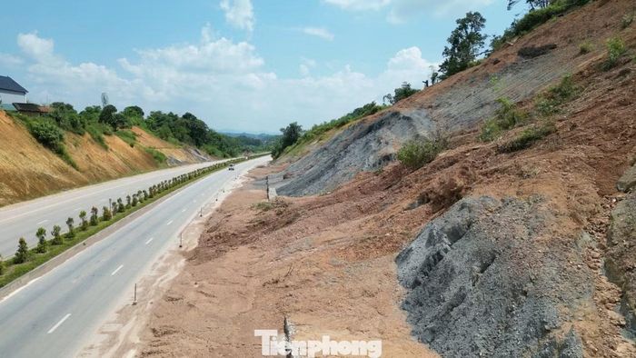 Với chiều Lạng Sơn đi Quảng Ninh, đoạn từ KM 12 đến km16 đang có nhiều điểm sạt lở, đất bùn chảy xuống đường, sau đó đóng khô thành mảng.