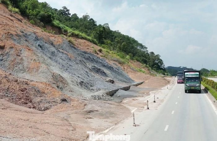 Tình trạng sạt lở, đất bùn vẫn nằm ở nhiều đoạn trên QL4B đã làm cho việc lưu thông của phương tiện gặp khó khăn, nguy cơ tai nạn, nhất là về ban đêm. 