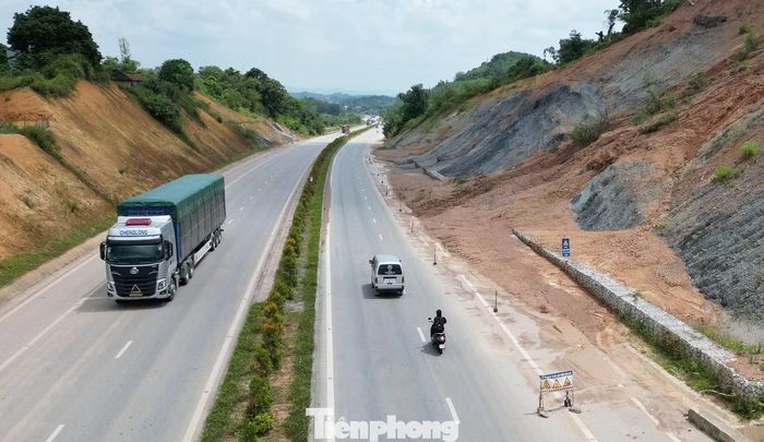 Cơ quan chức năng tại Lạng Sơn cho biết, đang giao cho các đơn vị duy tu, bảo trì đường giao thông đẩy nhanh, sớm thu dọn hiện trường sạt lở, gia cố các đoạn mái taluy dương có nguy cơ sạt lở cao trên QL4B.