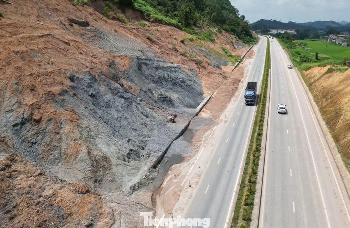 Sạt lở trên QL4B đang thu hẹp gần nửa lòng đường, ảnh hưởng đến việc di chuyển của phương tiện.