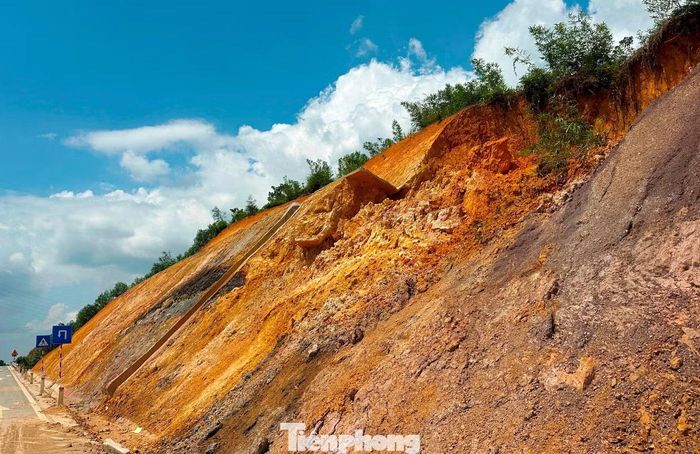 Tại đoạn qua xã Lộc Bình chiều Quảng Ninh - Lạng Sơn nhiều điểm taluy dương sạt lở cả mảng xuống đường.