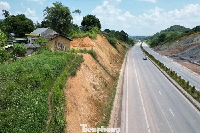 Sạt lở trên QL4B đang vừa gây ảnh hưởng đến giao thông đi lại ở lòng đường, vừa có nguy cơ mất an toàn với nhà các hộ dân nằm trên các đồi ven QL.