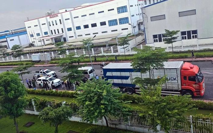 Lực lượng chức năng tổ chức khám nghiệm hiện trường vụ tai nạn.
