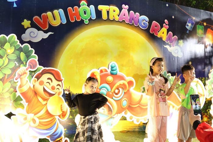 Các em thiếu nhi vui chơi trong đêm Trung thu tại khu vực công cộng.