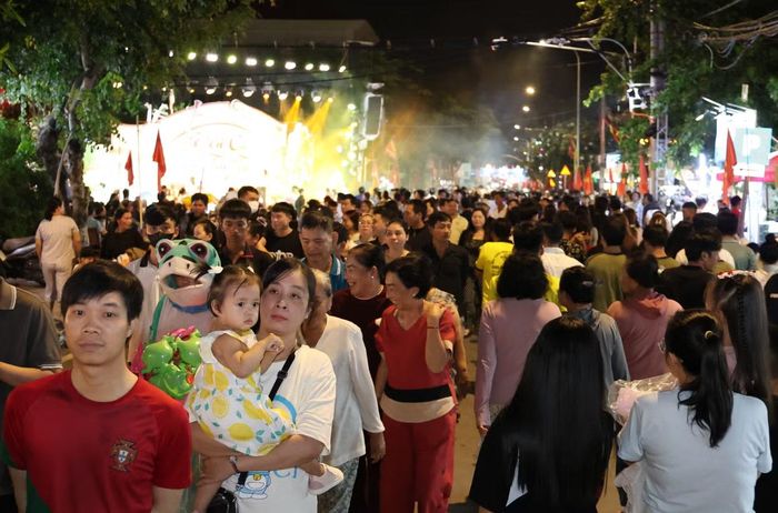 Trung thu cũng là thời điểm diễn ra Lễ hội Nghinh Ông. Người dân nô nức trẩy hội và tham gia các hoạt động văn hóa trên các tuyến đường lân cận Công viên Cần Thạnh.