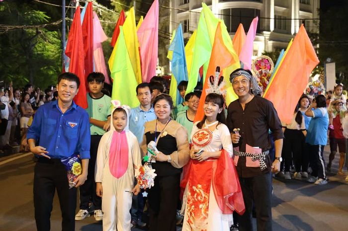 Người dân Cần Giờ đã tham gia đoàn rước đèn và diễu hành xe hoa đi qua một số tuyến đường chính.