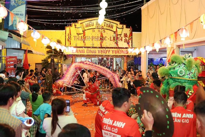 Đoàn lân - sư - rồng biểu diễn trên trước Lăng Ông Thủy Tướng, tạo nên không khí sôi nổi, trong đêm Trung thu.