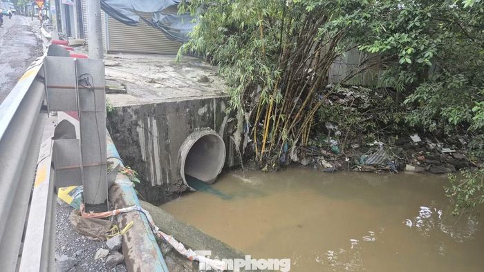 Khu vực ngã ba Phát Triển có lắp đường ống thoát nước tuy nhiên lượng nước dồn cống thoát nước gom về ống cống hạn chế, hầu hết nước mưa chảy tràn trên mặt đường.