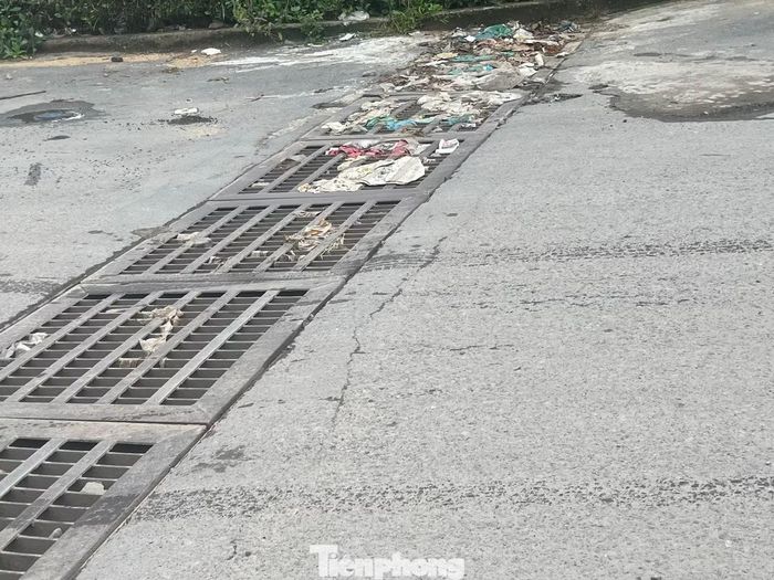 Hiện trạng các điểm thoát nước tại điểm ngập sâu quốc lộ 1 đoạn qua Bệnh viện Nhi Đồng Nai dù có biển cấm đổ rác nhưng quanh khu vực cống thoát nước luôn 'ngập' rác.
