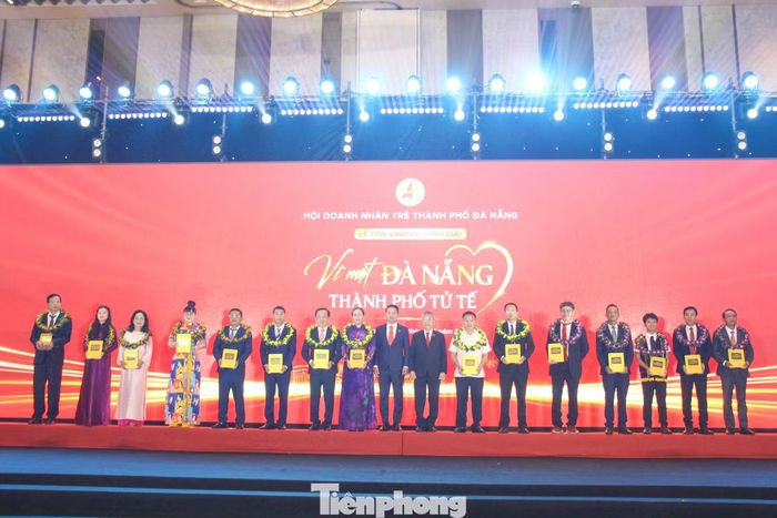 Vinh danh 15 cá nhân đạt giải thưởng "Vì một Đà Nẵng - Thành phố tử tế" năm 2026.