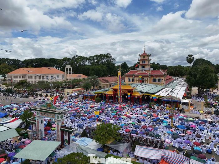 Đại lễ Hội Yến Diêu Trì Cung lần thứ 101 diễn ra trong thời điểm thời tiết có mưa, nhưng từ chiều 25/9, dòng người vẫn mang áo mưa đổ về Tòa thánh Tây Ninh (phường Long Hoa). Nhiều người từ các địa phương xa đến căng lều bạt, trải chiếu qua đêm trong khuôn viên Tòa thánh để chờ dự đại lễ. Ảnh: Châu Tâm