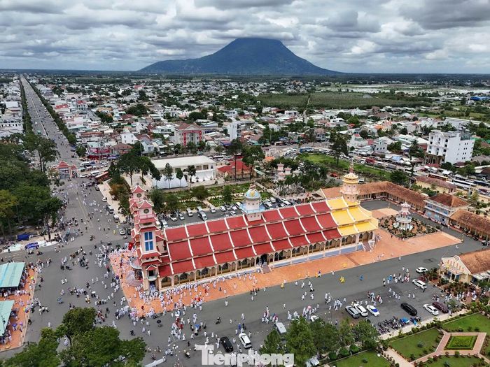 Đạo Cao Đài được thành lập năm 1926, lấy sự thương yêu làm nền tảng, nhân nghĩa làm phương châm hành đạo và phụng sự chúng sinh. Tôn giáo này hiện có khoảng 2,4 triệu tín đồ, hoạt động tại 35 tỉnh, thành phố. Hội Yến Diêu Trì Cung và đại lễ vía Đức Chí Tôn vào mùng 8 và 9 tháng Giêng là hai lễ lớn trong năm của đạo Cao Đài, thu hút đông đảo tín đồ và khách thập phương về Tòa thánh Tây Ninh. Ảnh: Châu Tâm
