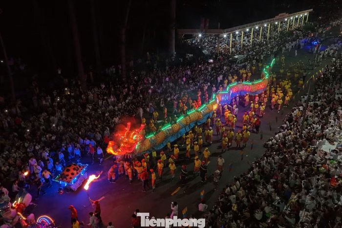 Hàng nghìn tín đồ đứng dọc hai bên đường chiêm bái và theo dõi đoàn xe rước Thánh Mẫu Diêu Trì. Ảnh: Châu Tâm