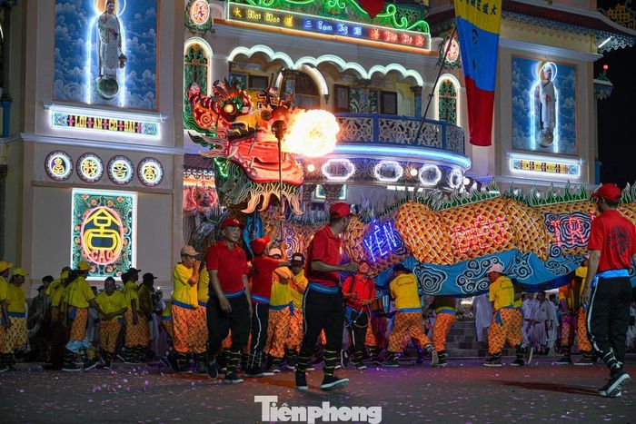 Hai rồng nhang dài khoảng 40m phun lửa trong đêm rằm tháng Tám, thu hút sự chú ý của đông đảo khán giả. Ảnh: Ngân Tâm