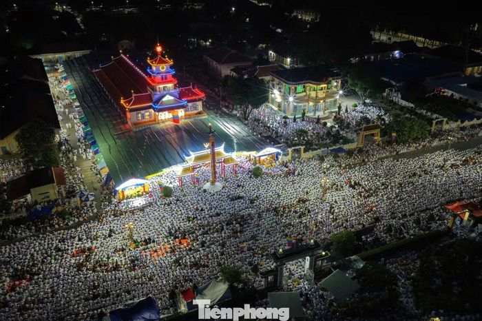 Biển người kín các tuyến đường trong nội ô Tòa thánh Tây Ninh trước giờ diễn ra các nghi thức đại lễ. Ảnh: Châu Tâm