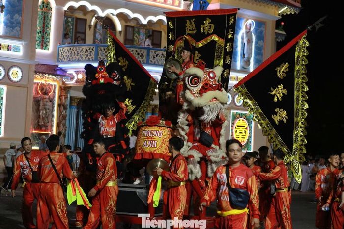 Cùng với rồng nhang, chương trình có các tiết mục múa lân, múa Quy và Phụng - hai linh vật trong tứ linh. Màn biểu diễn hóa thân thành chim phượng hoàng trên giày trượt patin cũng thu hút đông đảo khán giả. Ảnh: Ngân Tâm