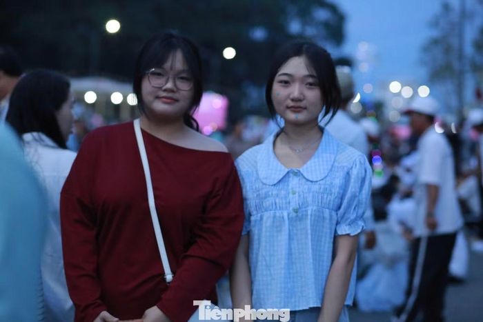 Dịp rằm tháng Tám, Thúy cùng người thân đến Tòa thánh Tây Ninh để khấn nguyện và xem đại lễ. "Năm nay thời tiết không mưa, em cùng người thân và mọi người xem đại lễ trọn vẹn. Đại lễ diễn ra trang nghiêm và ấm cúng", Vân chia sẻ. Ảnh: Ngân Tâm
