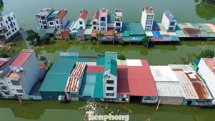 Tại Đồng Giếng, đoạn đường khoảng 100 m qua khu dân sinh và khu dân cư có thời điểm ngập 50-70 cm.